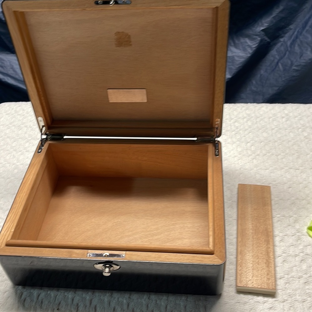Underwood Cedar Lined Lacquer (originally a Cigar box) Case/Box - Picture 8 of 8